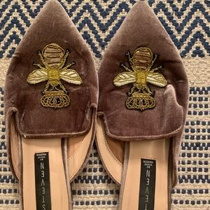 Steve Madden size 7 velvet flats with bee symbol